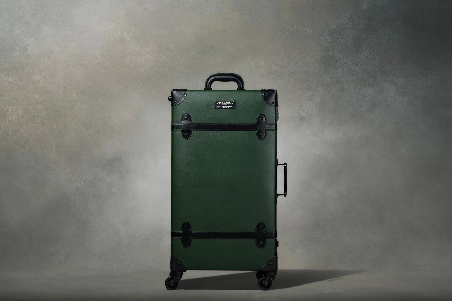 Chelsea Truck Company Vintage Inspired Travel Luggage Set - Image 9