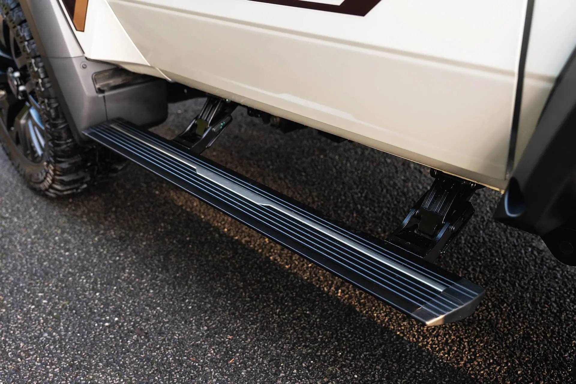 Electric Side Steps for Toyota Land Cruiser 70 (2023 Onwards) - Image 8