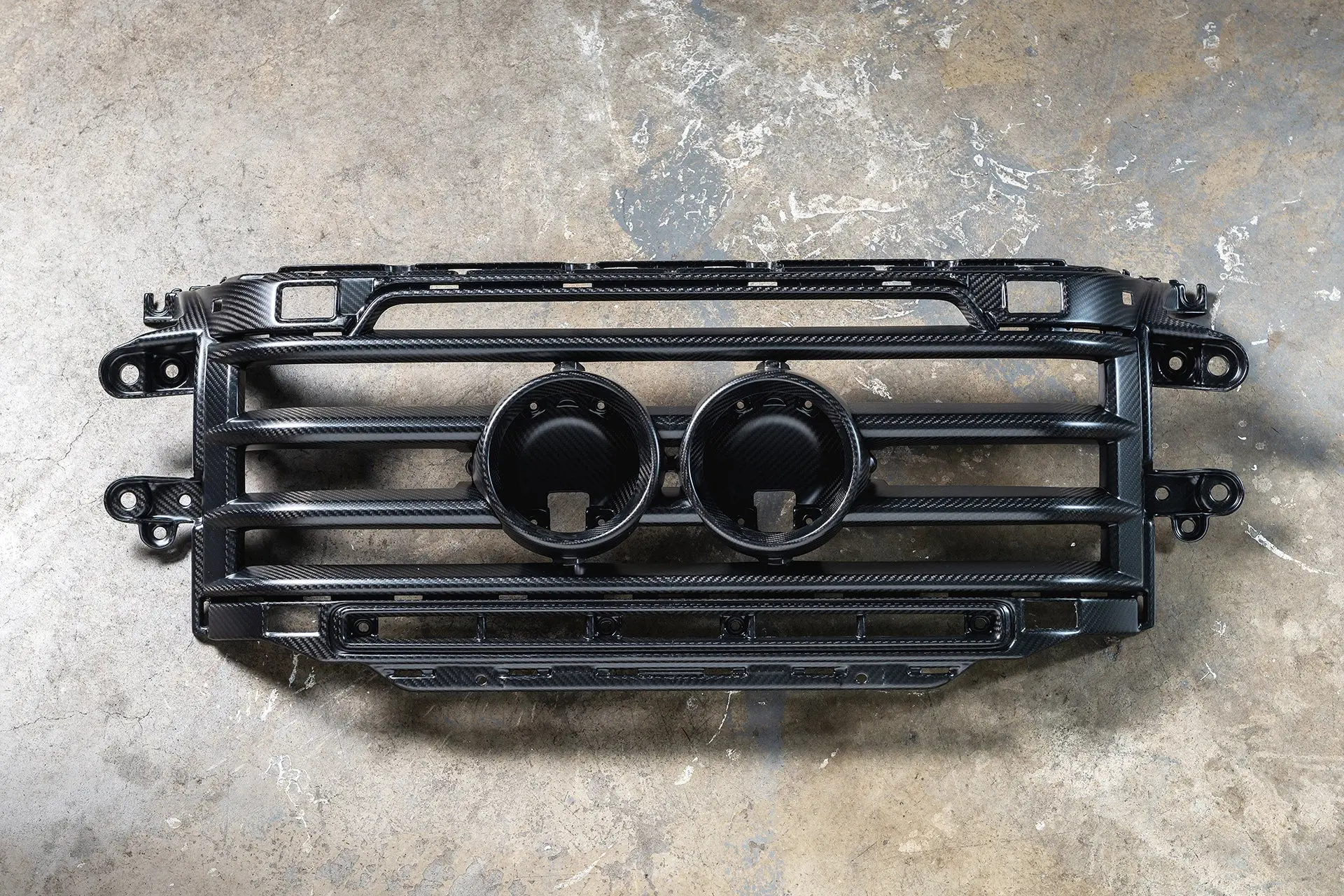 INEOS Grenadier (2023 Onwards) Exposed Matte Carbon Central Lamp Dakar Front Grille - Image 5