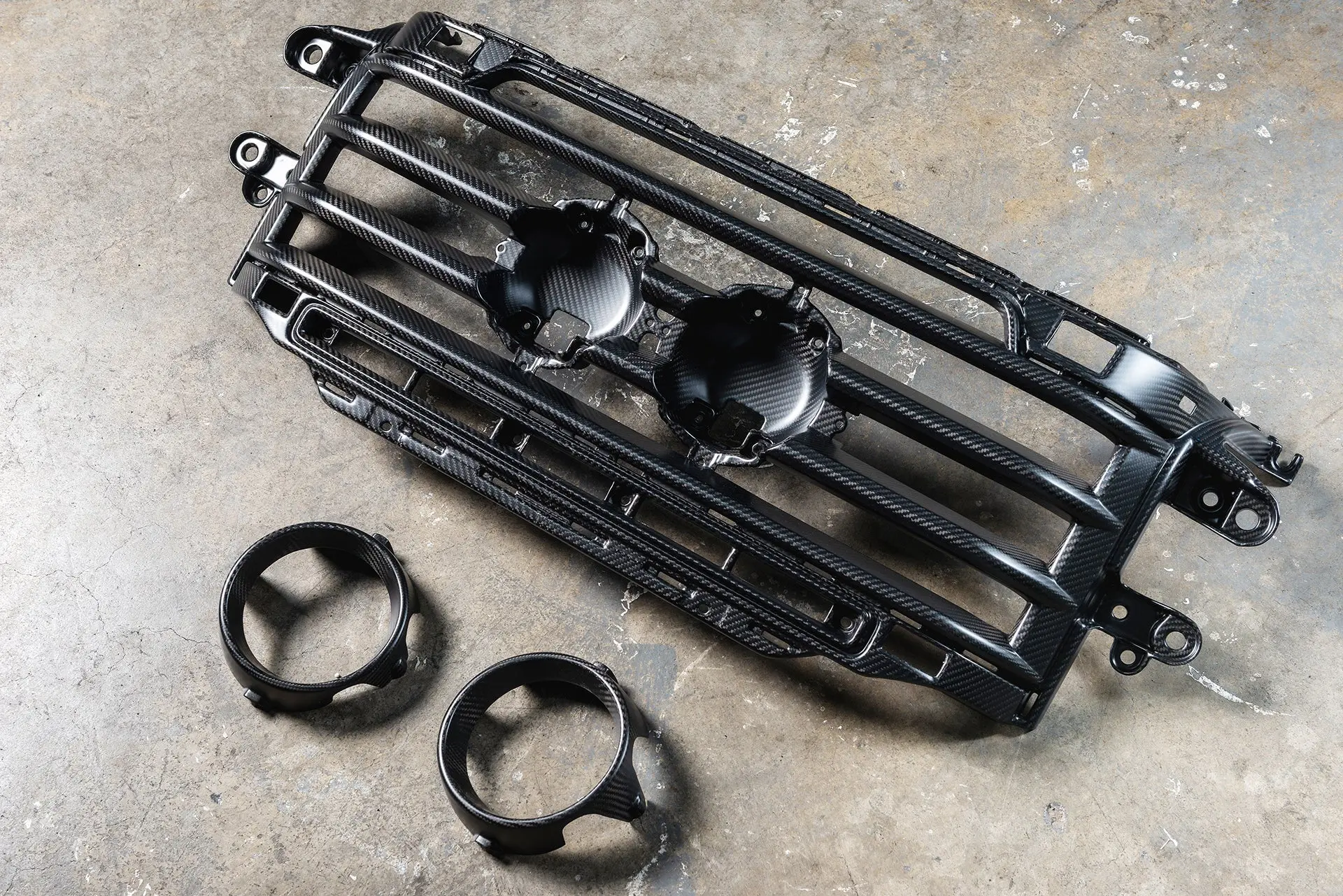INEOS Grenadier (2023 Onwards) Exposed Matte Carbon Central Lamp Dakar Front Grille - Image 9