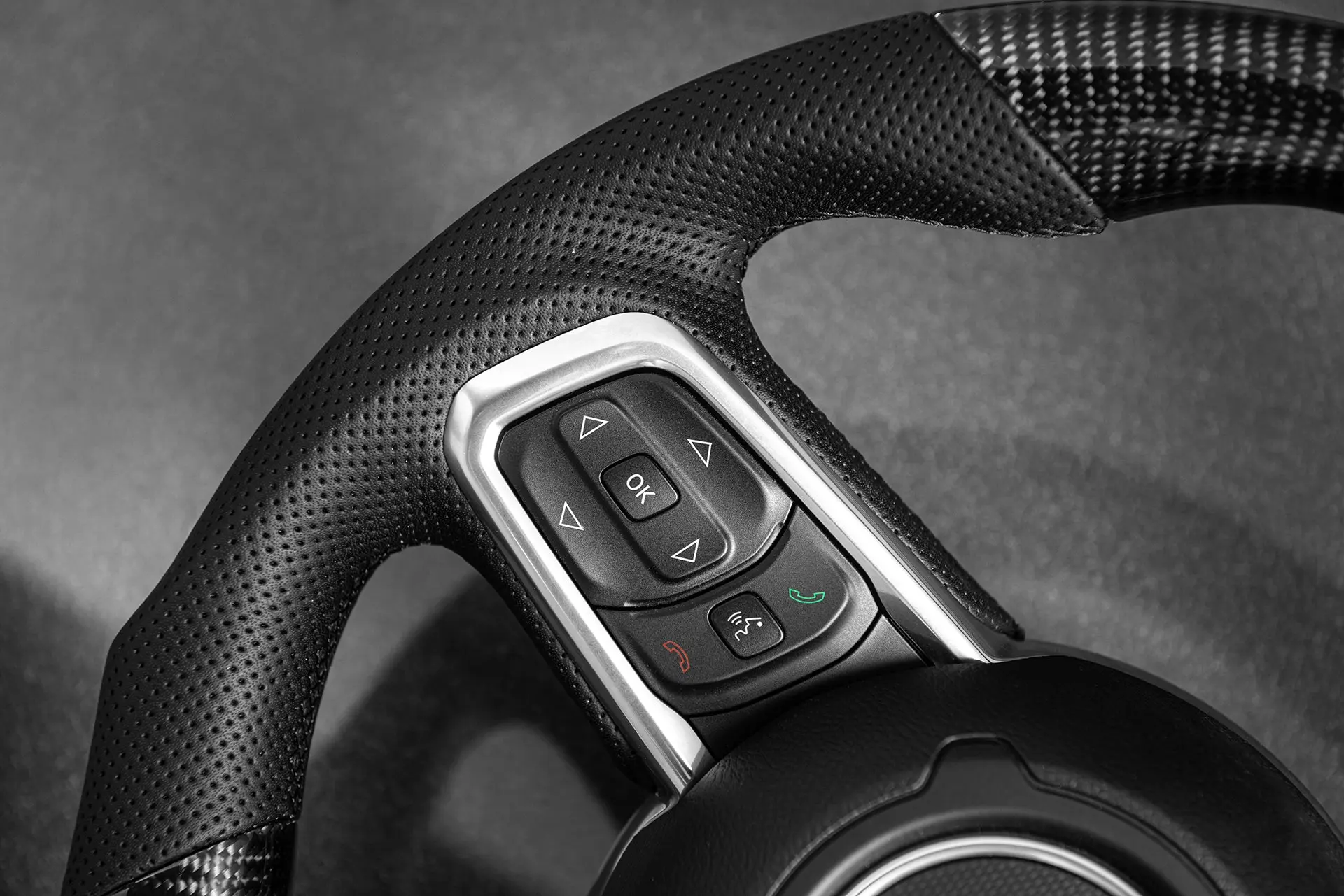 Jeep Wrangler JL (2018 Onwards) Carbon Sports Heated Steering Wheel with Kahn Lettering - Image 7