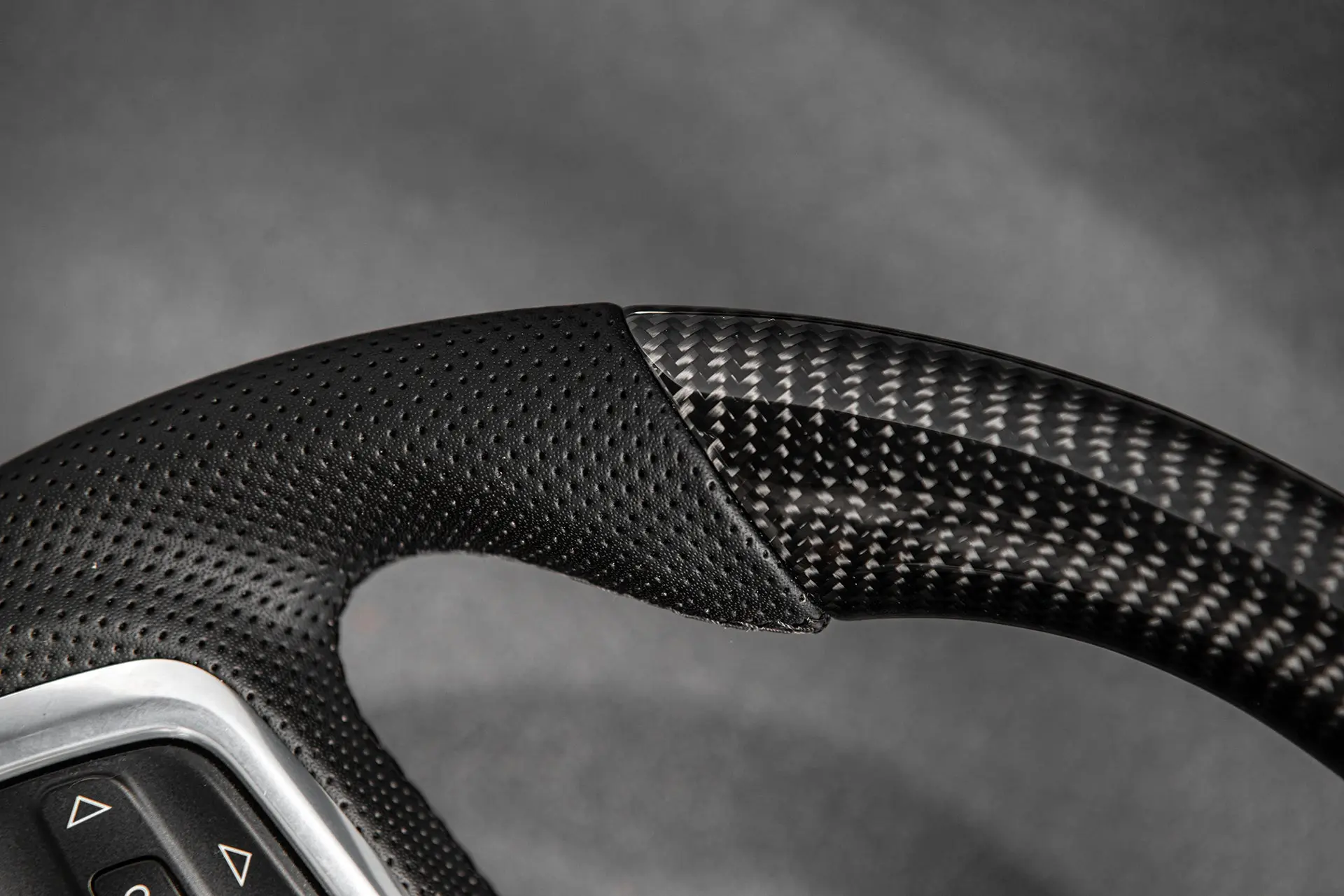 Jeep Wrangler JL (2018 Onwards) Carbon Sports Heated Steering Wheel with Kahn Lettering - Image 8