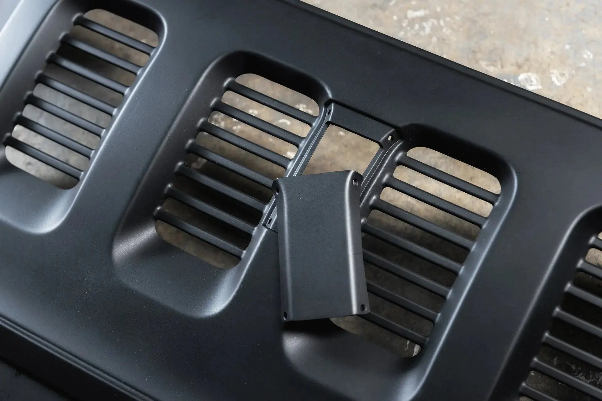 JEEP WRANGLER JL (2018 Onwards) SLIMLINE 4 SLOT FRONT GRILLE - Image 22