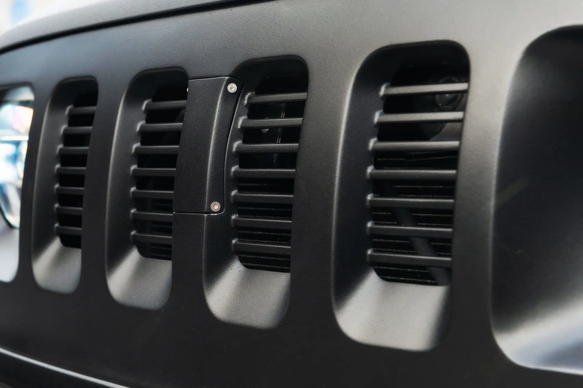 JEEP WRANGLER JL (2018 Onwards) SLIMLINE 4 SLOT FRONT GRILLE - Image 31