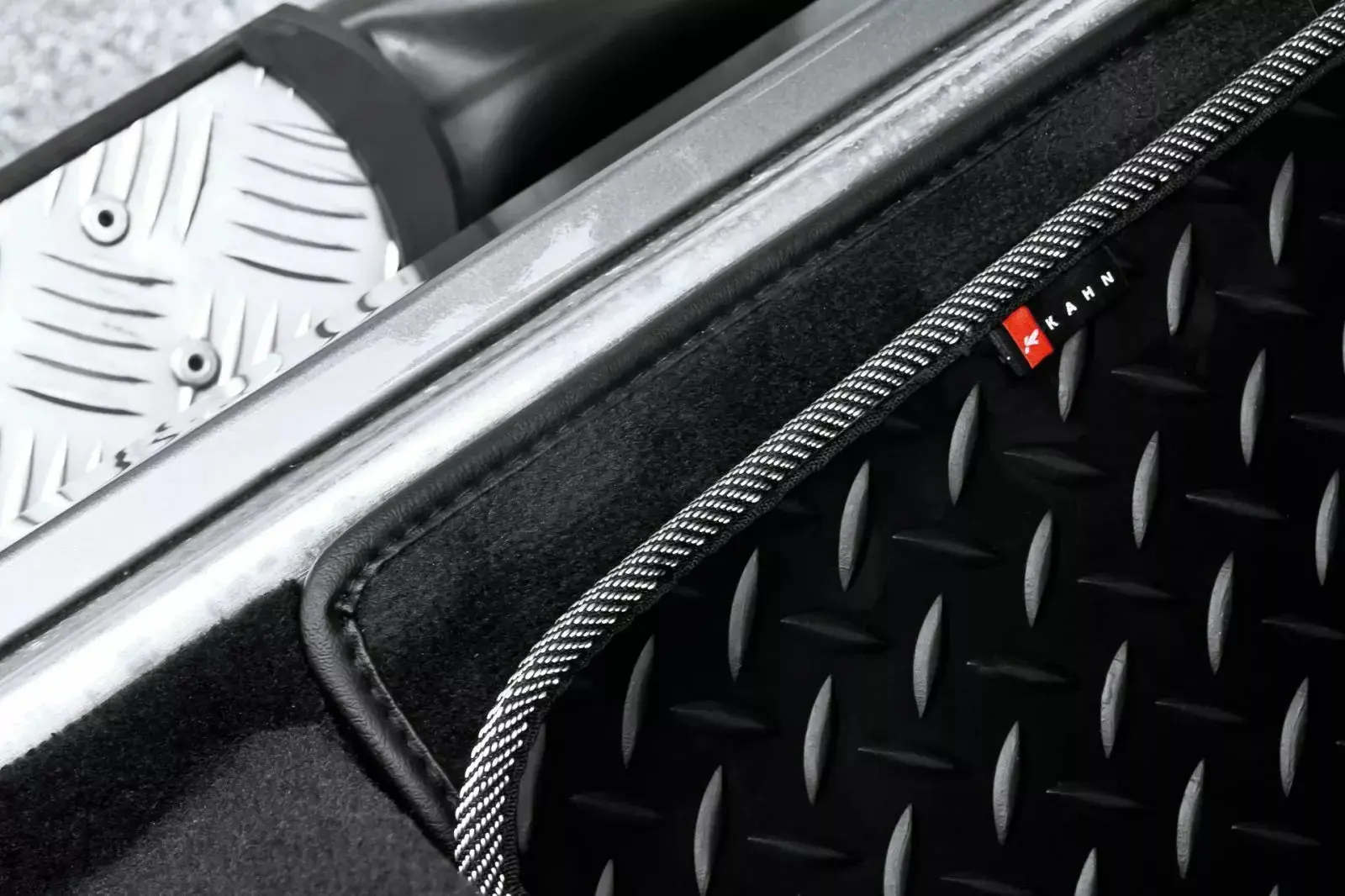 LAND ROVER DEFENDER 110 (1991-2016) CHEQUERED RUBBER FLOOR MATS - Image 3