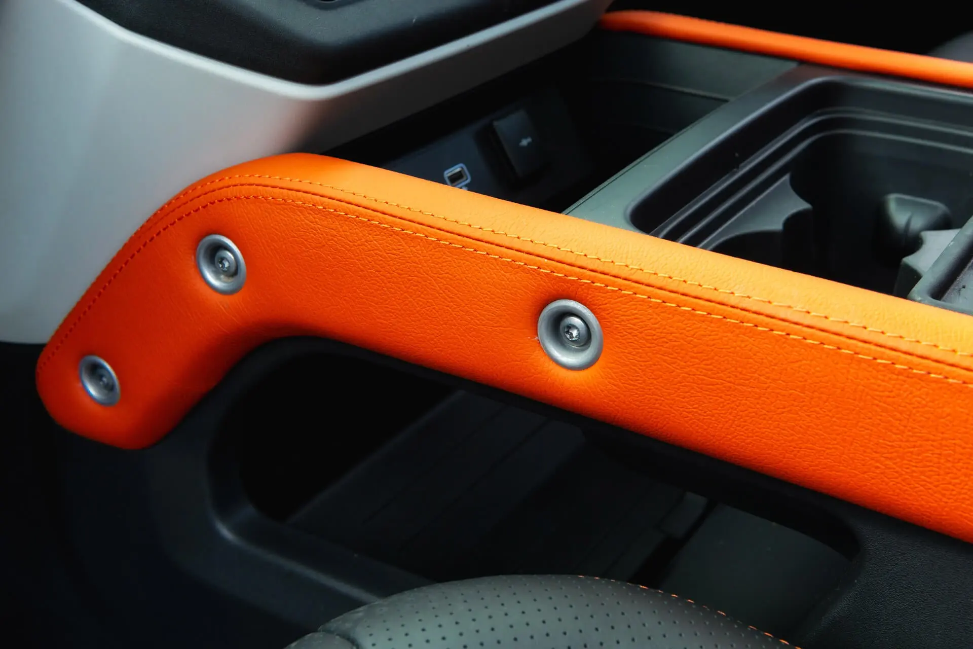 Land Rover Defender 110 Clam Shell Pattern Leather Interior - Image 21