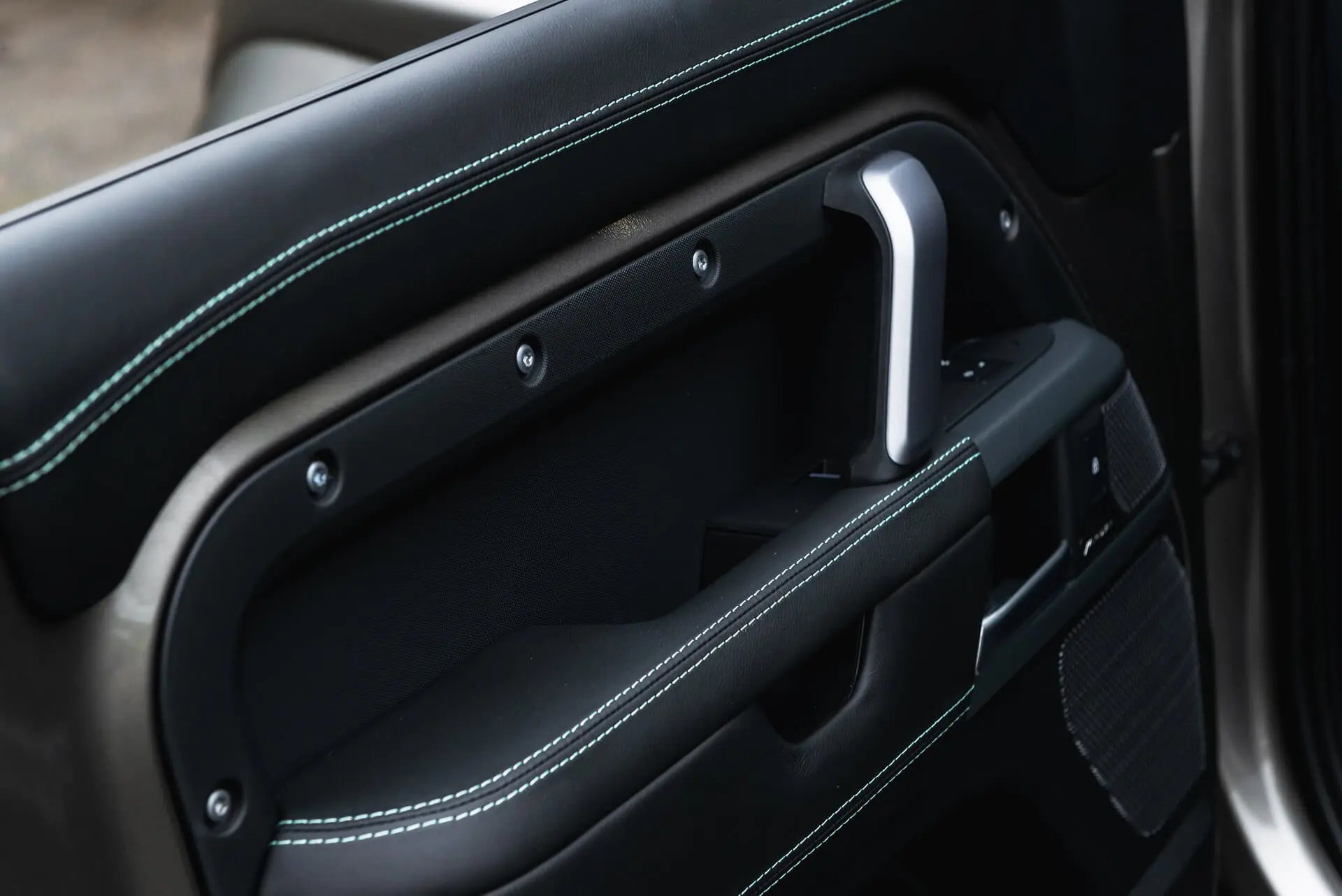 Land Rover Defender 110 Clam Shell Pattern Leather Interior - Image 11