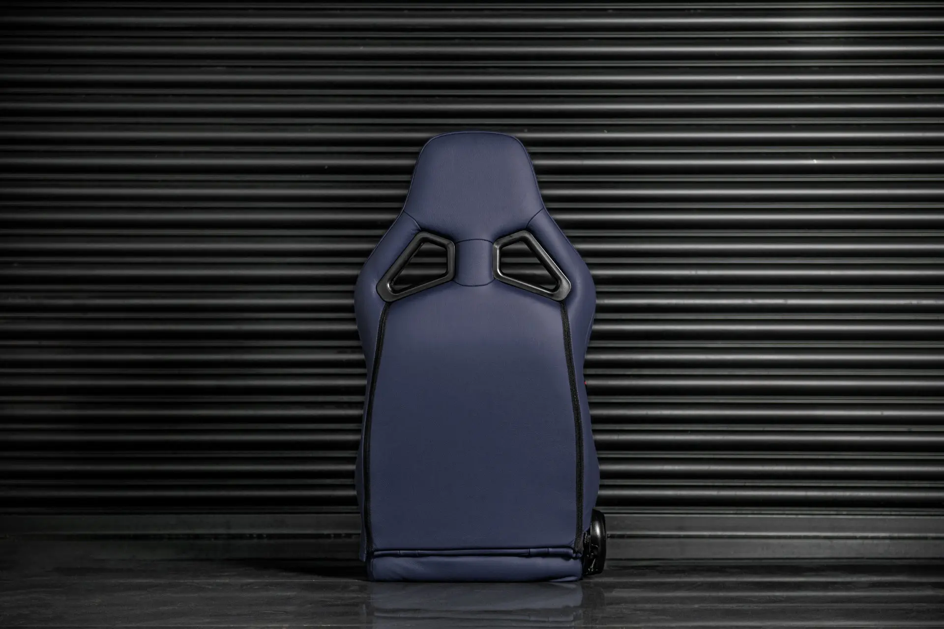 Land Rover Defender Heritage Sport Seats in Lightweight Vegan Leather (1991–2016) - Image 16