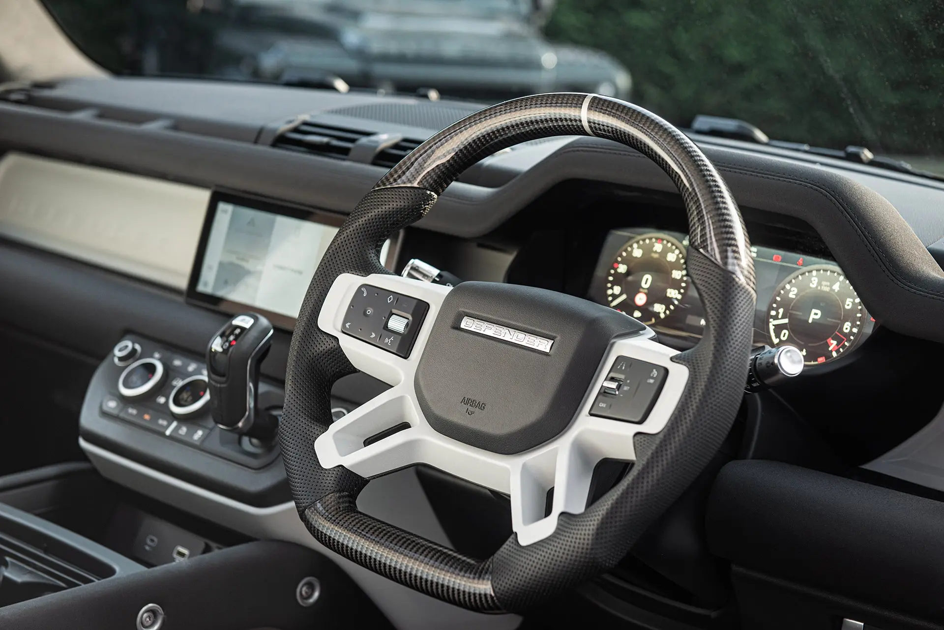 LAND ROVER DEFENDER (2020 Onwards) CARBON STEERING WHEEL - Image 3