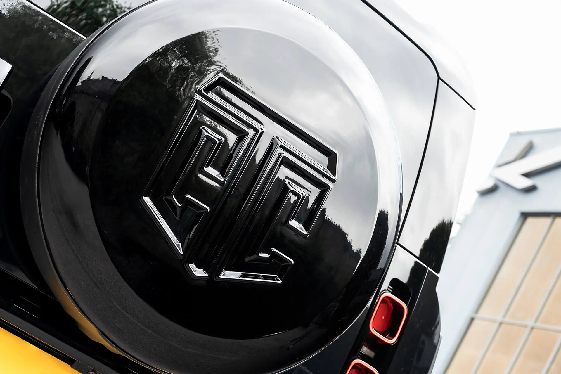 Hard Spare Wheel Cover for Land Rover Defender (2020 Onwards) - CTC Crest - Image 9