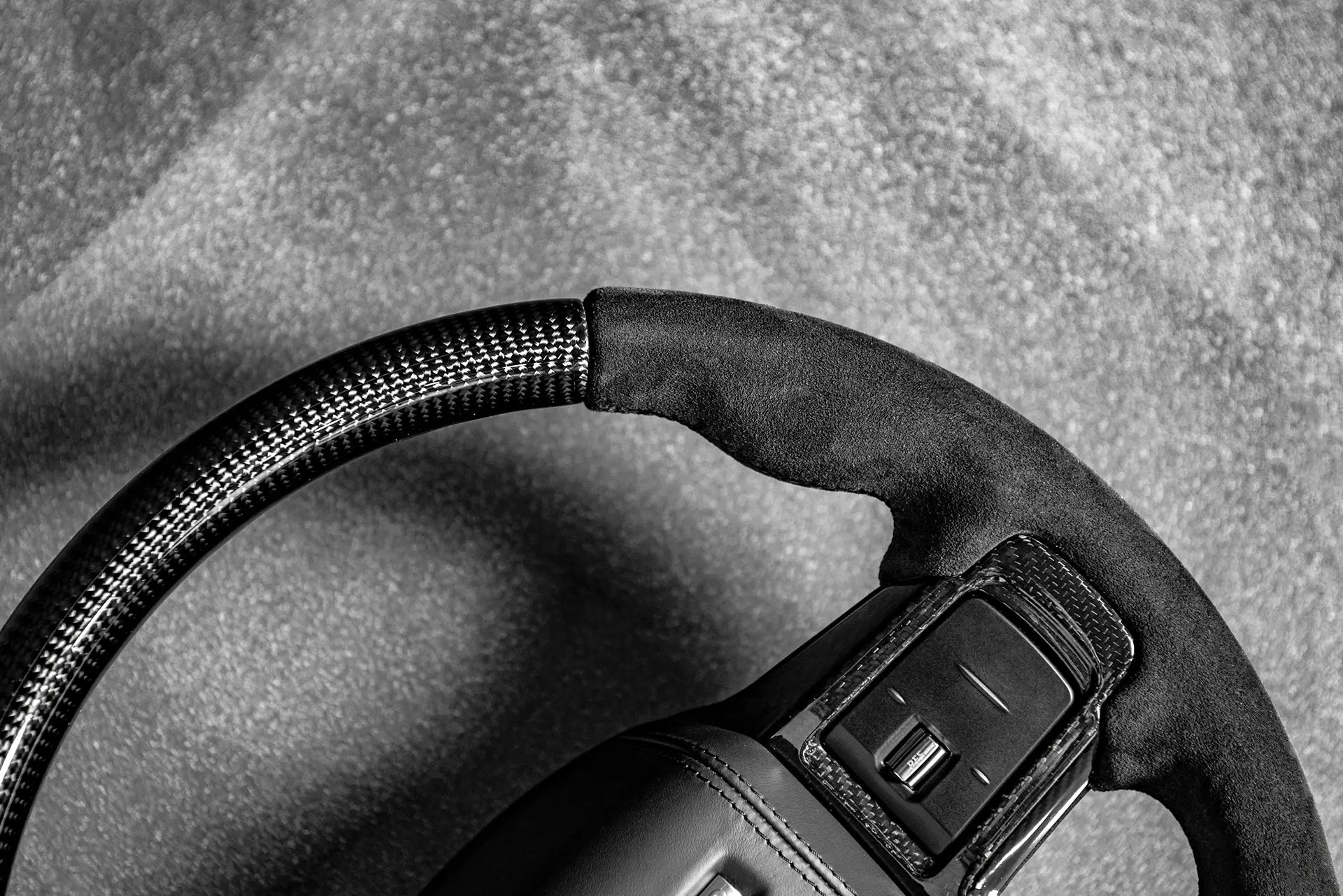 Land Rover Defender (2020 Onwards) Chelsea Truck Company Full Carbon Steering Wheel - Image 9