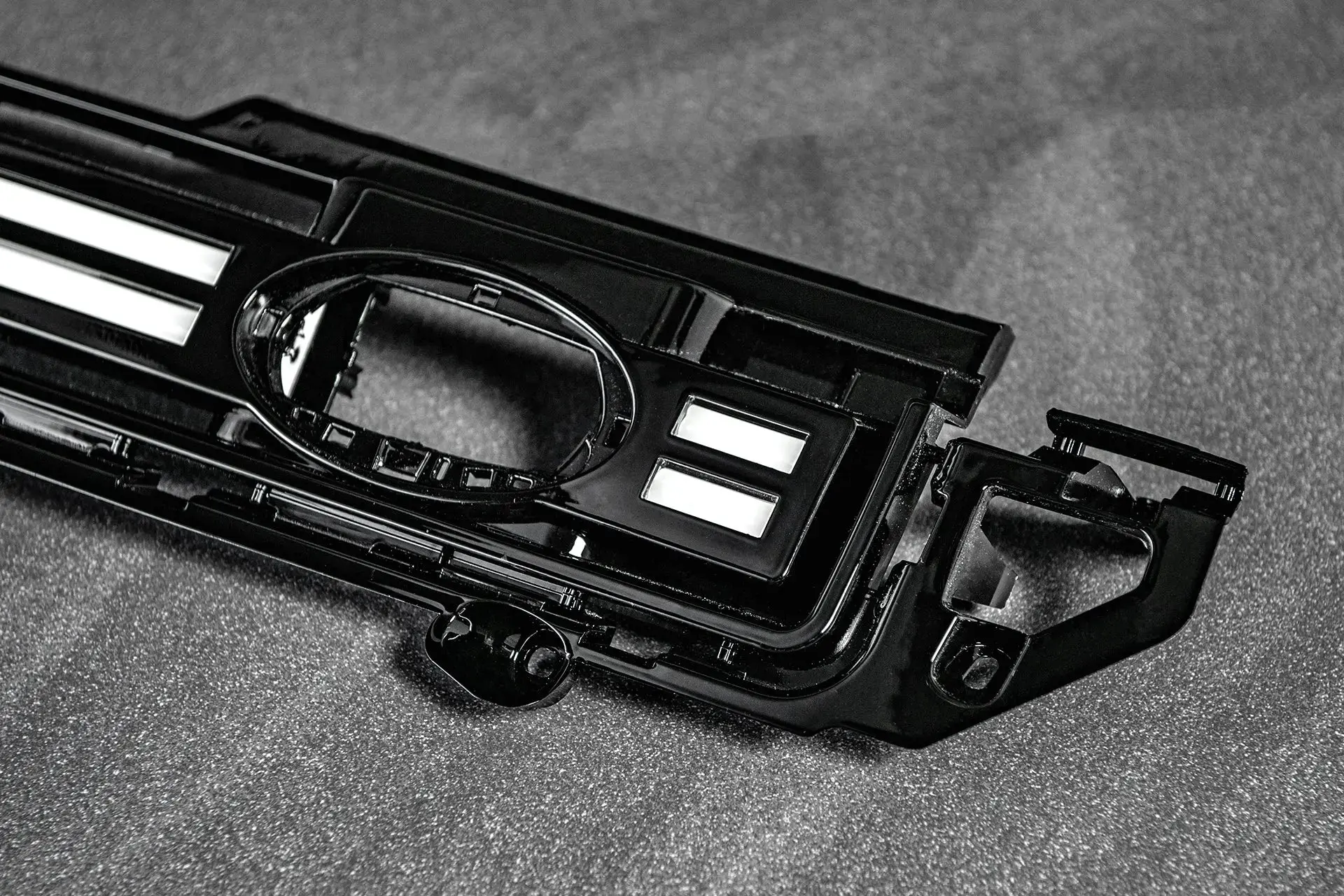 Grille with LED Lightbar for Land Rover Defender (2020 Onwards) - Image 12