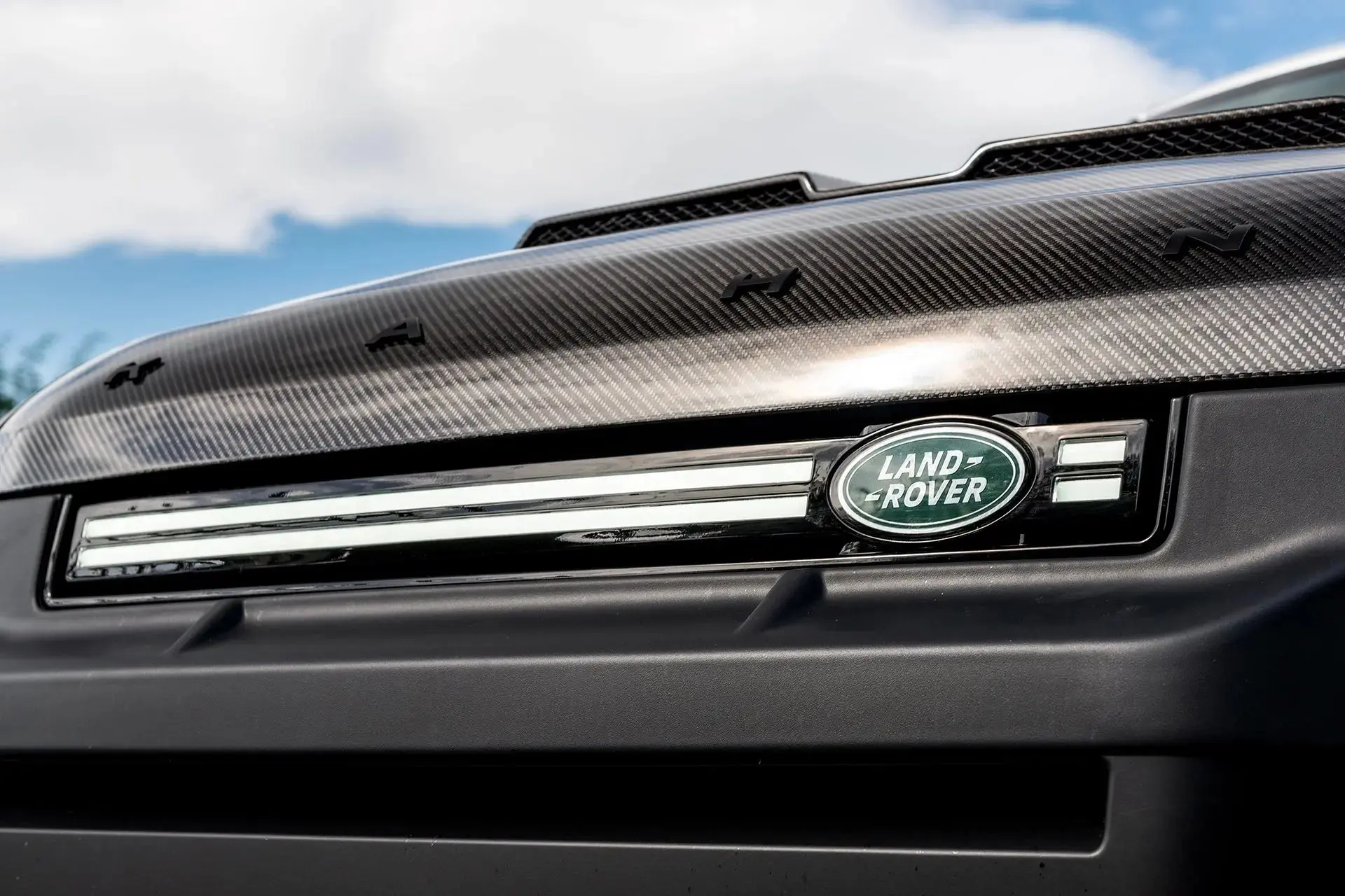 Grille with LED Lightbar for Land Rover Defender (2020 Onwards) - Image 6