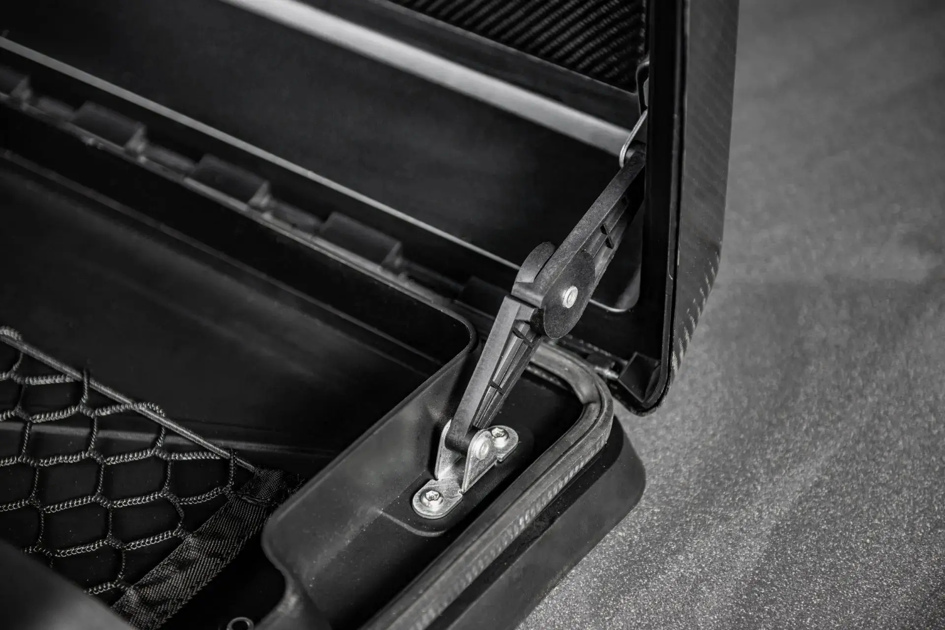 Side-mounted Exposed Carbon Storage Box for Land Rover Defender (2020 Onwards) - Image 5