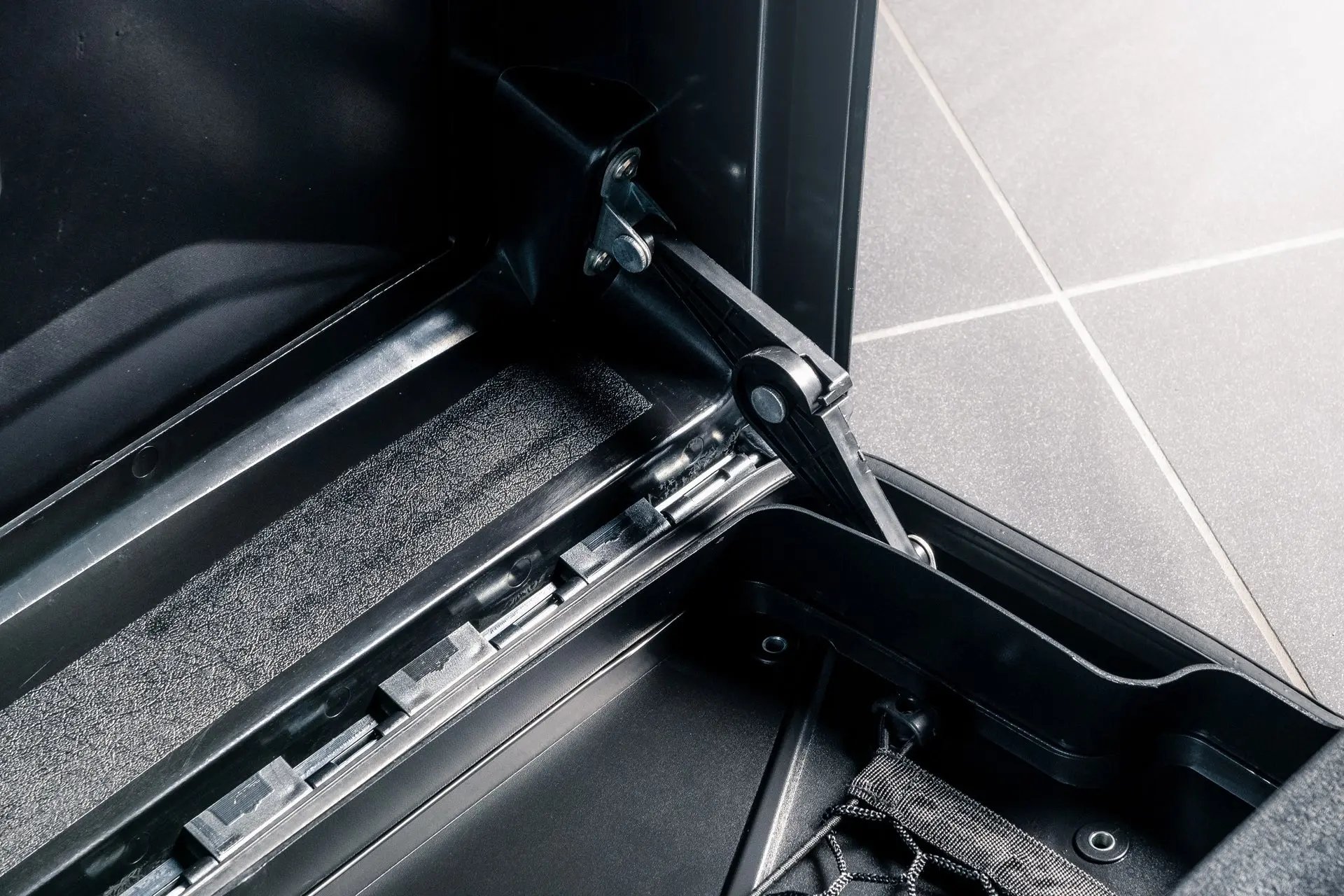 Side-mounted Storage Box for Land Rover Defender (2020 Onwards) - Image 10