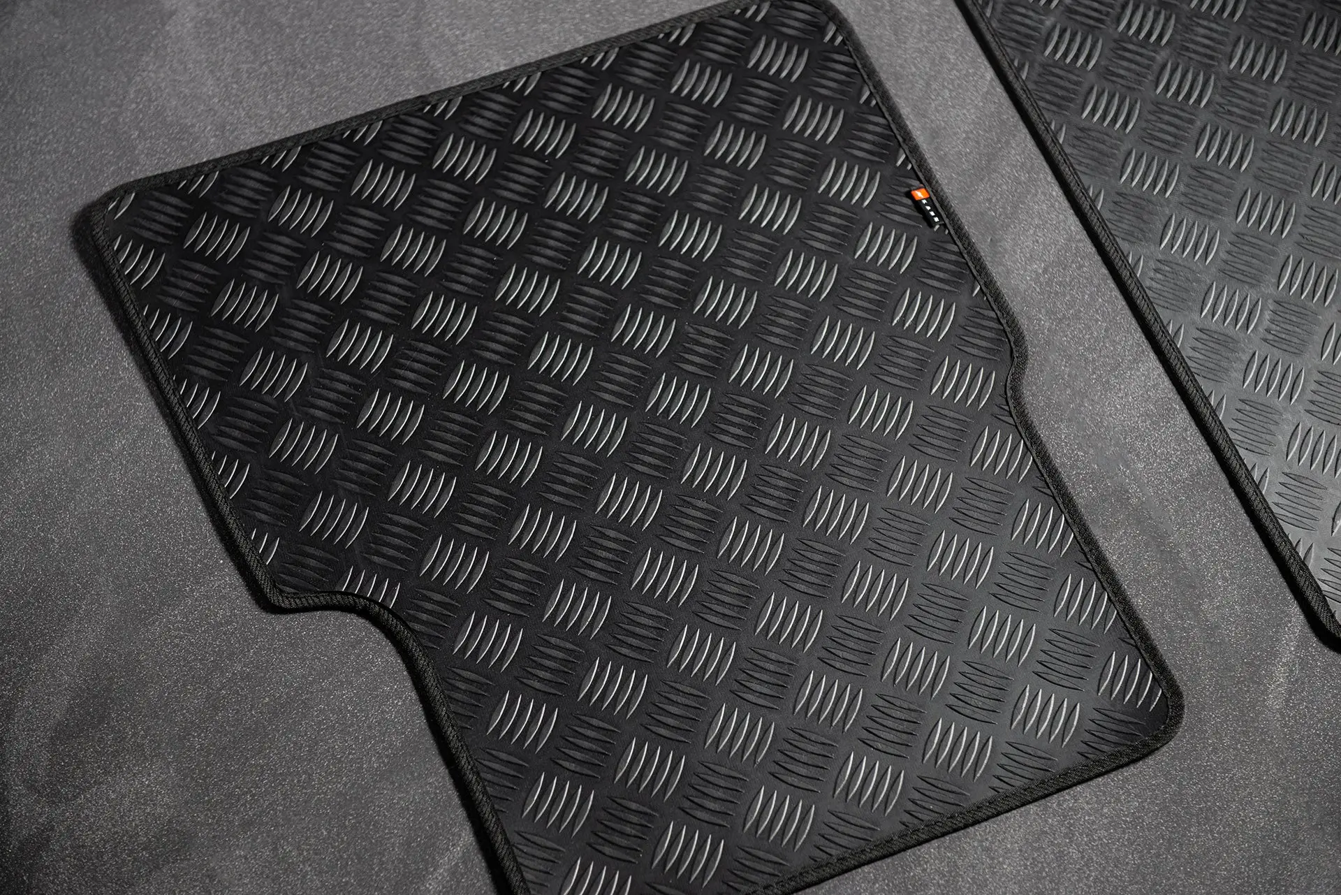 LAND ROVER DEFENDER 90 (1991-2016) CHEQUERED RUBBER FLOOR MATS - Image 2