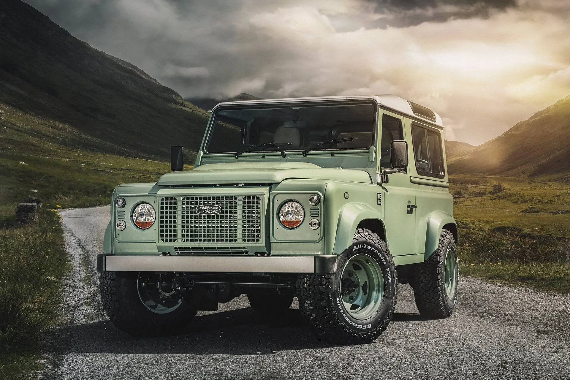 Land Rover Defender (1991-2016) Heritage Style Front Grille - Image 2