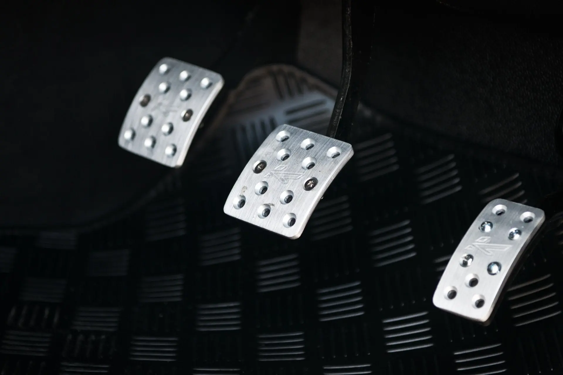 Land Rover Defender (1991-2016) VENTED MANUAL FOOT PEDALS IN MACHINED ALUMINIUM