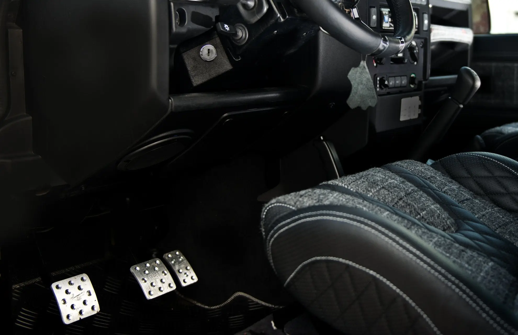 Land Rover Defender (1991-2016) VENTED MANUAL FOOT PEDALS IN MACHINED ALUMINIUM - Image 4