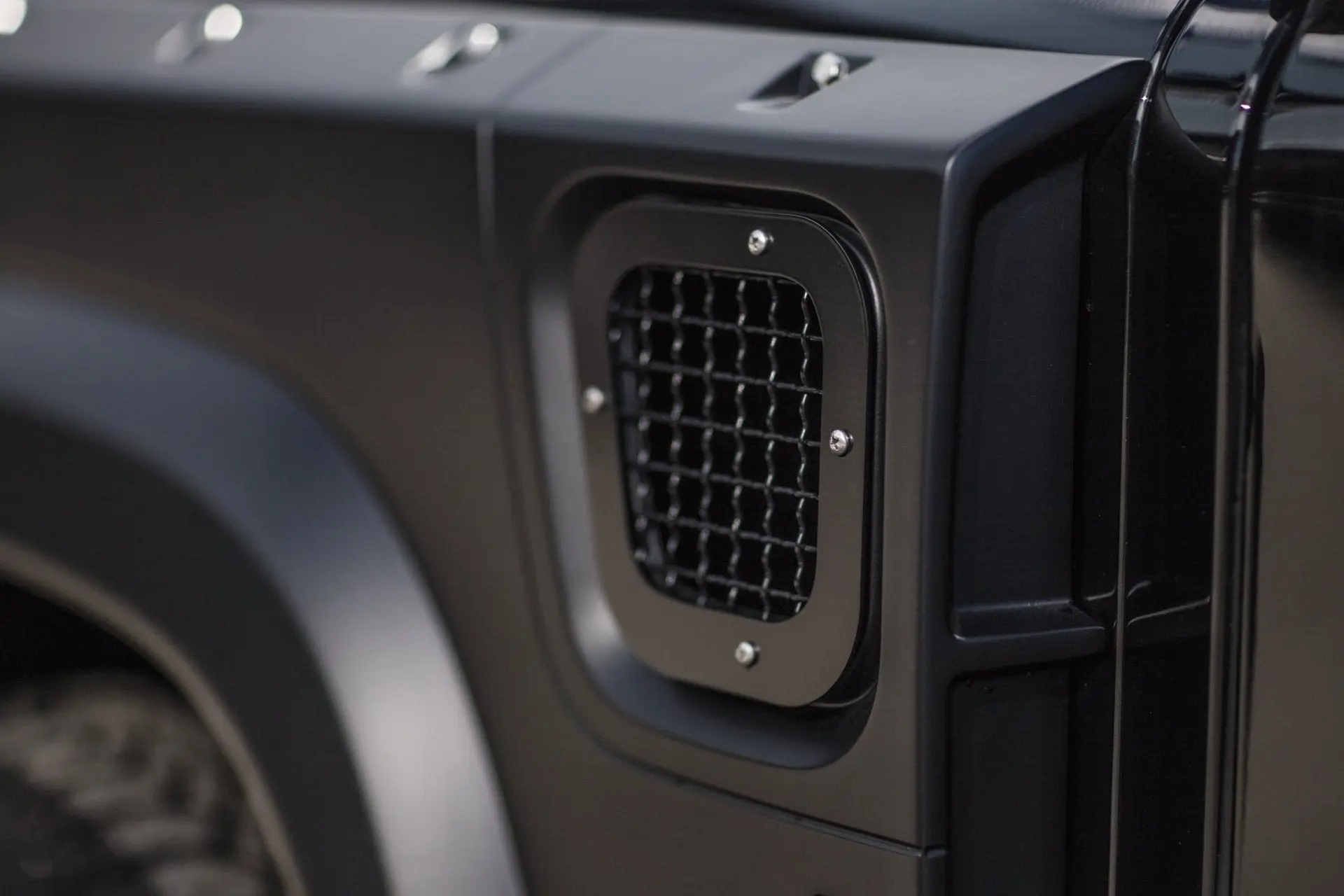 Land Rover Defender (1991-2016) SIDE VENTS WITH STAINLESS STEEL MESH (Pair) - Image 3