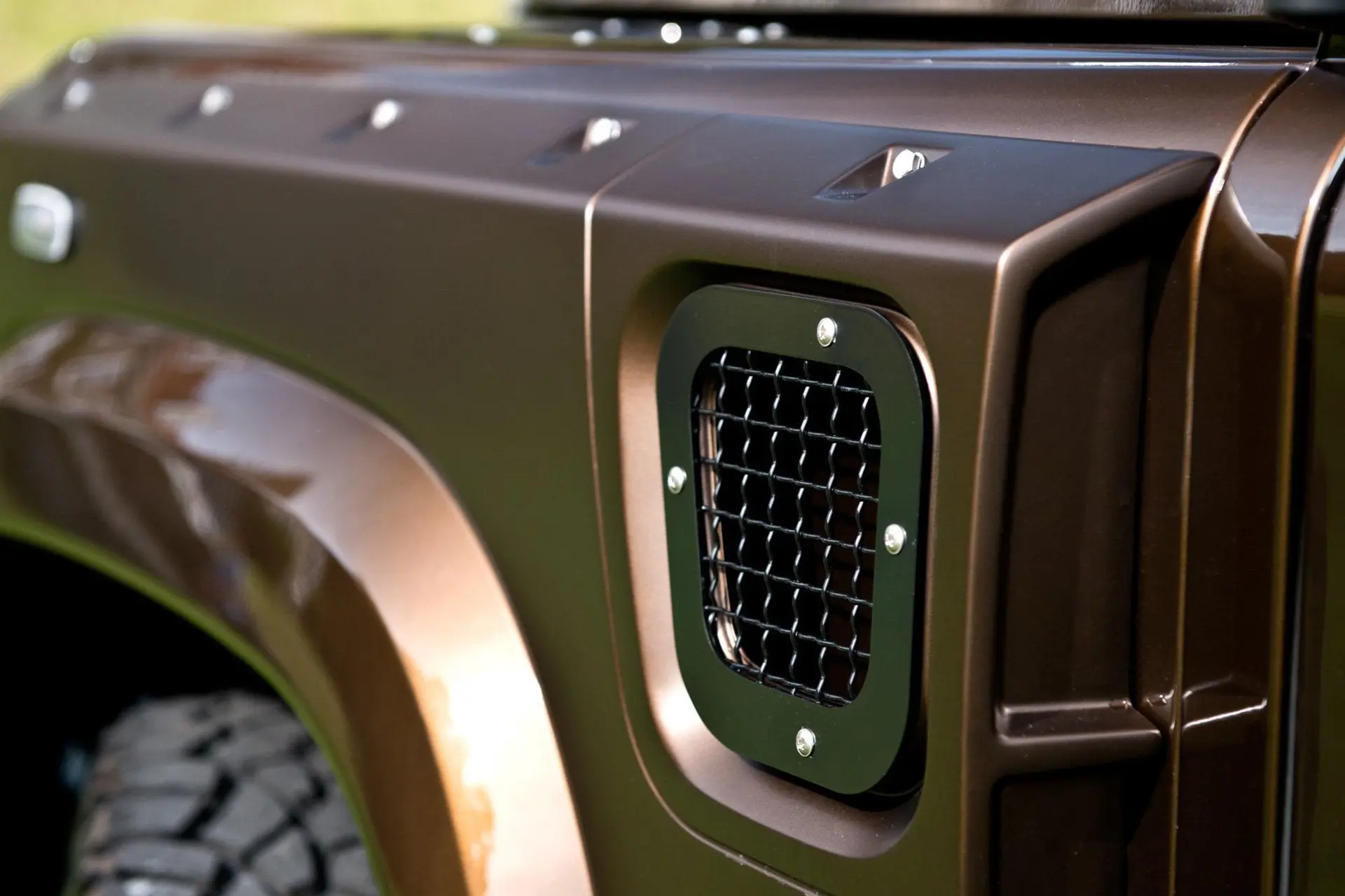 Land Rover Defender (1991-2016) SIDE VENTS WITH STAINLESS STEEL MESH (Pair) - Image 4