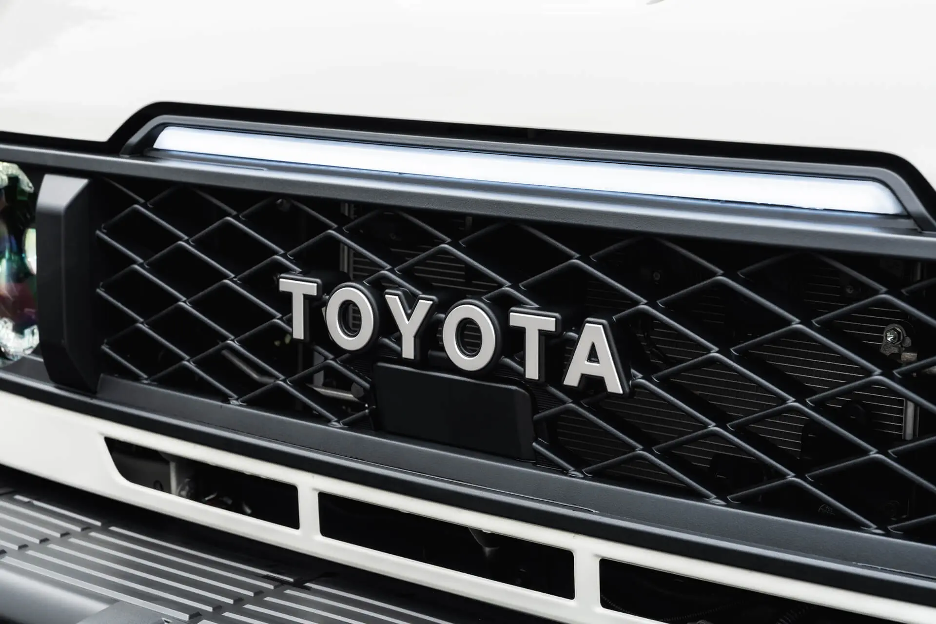 Front Grille with LED Lightbar for Toyota Land Cruiser 70 (2023 Onwards) - Image 15