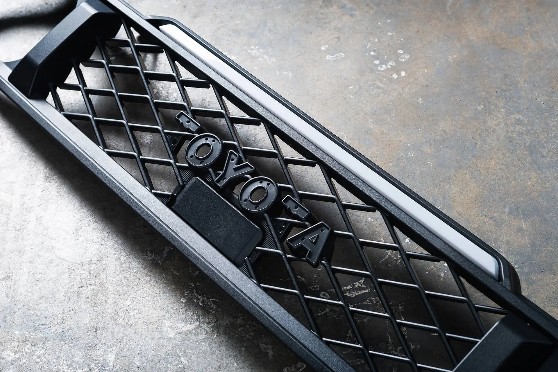 Front Grille with LED Lightbar for Toyota Land Cruiser 70 (2023 Onwards) - Image 5